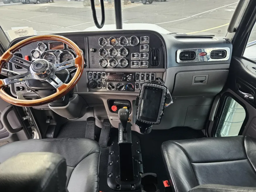 2018 Peterbilt 389 | Photo 14 of 20