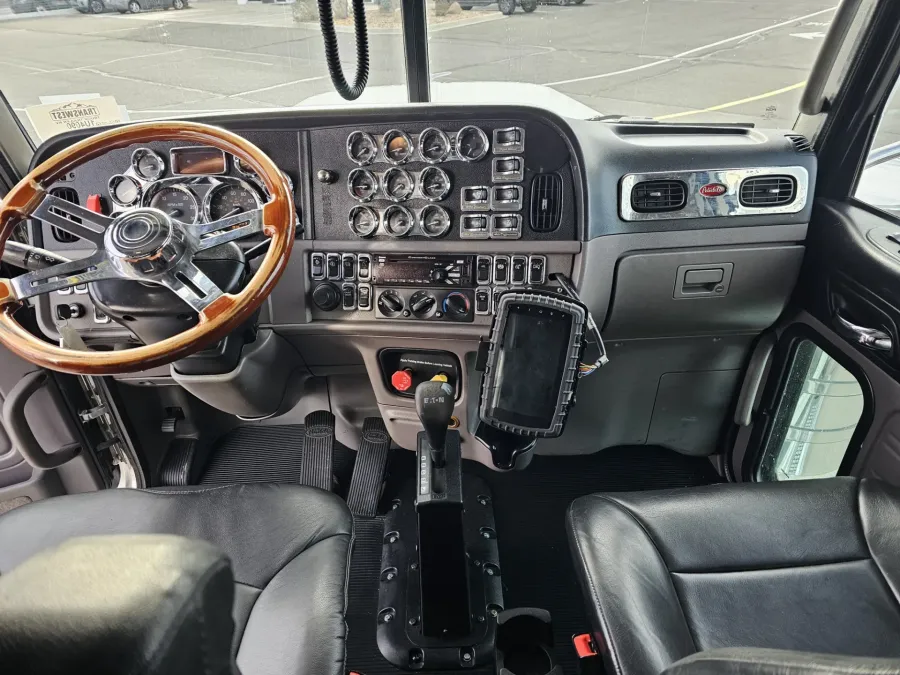 2018 Peterbilt 389 | Photo 14 of 20