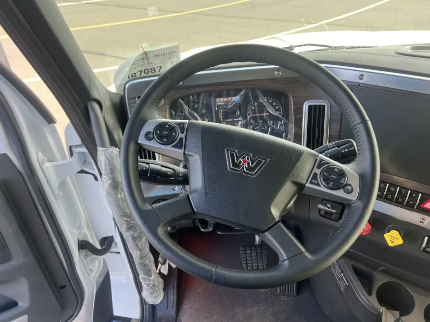 2024 Western Star 47X | Photo 11 of 12
