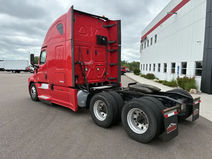 2019 Freightliner Cascadia 126 | Photo 5 of 10