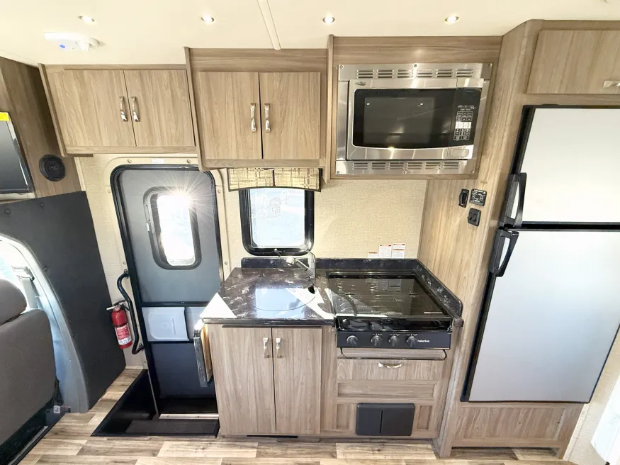 2016 Dynamax Isata 3 24FWM | Photo 8 of 22