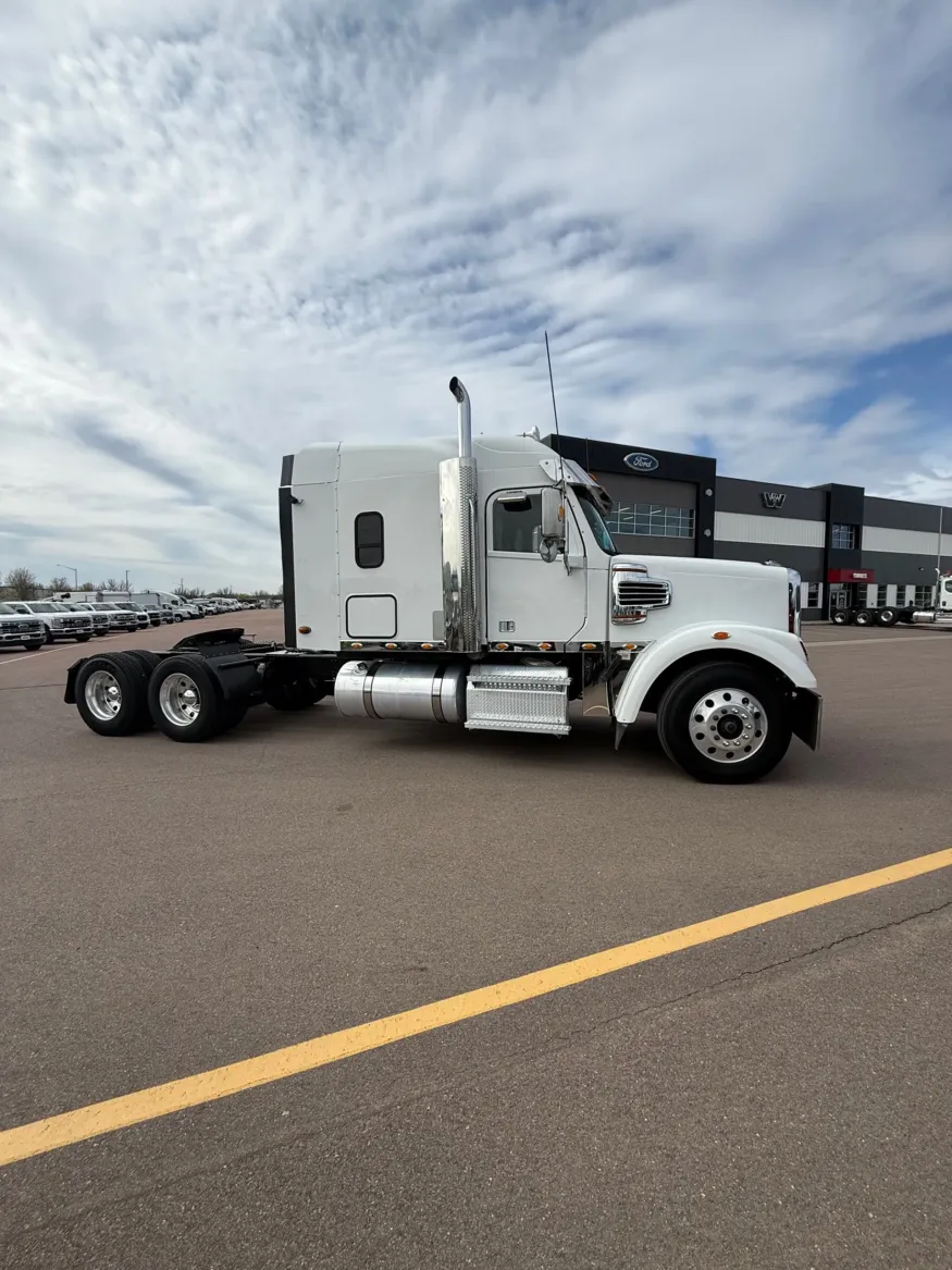 2023 Freightliner 122SD | Photo 6 of 17