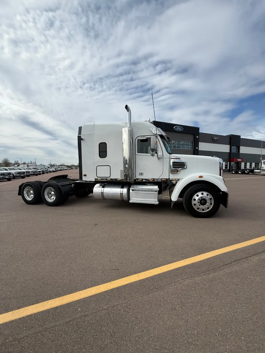 2023 Freightliner 122SD | Photo 6 of 17