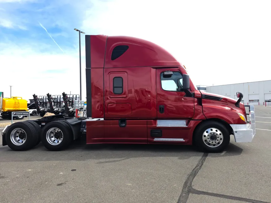2022 Freightliner Cascadia 126 | Photo 4 of 16