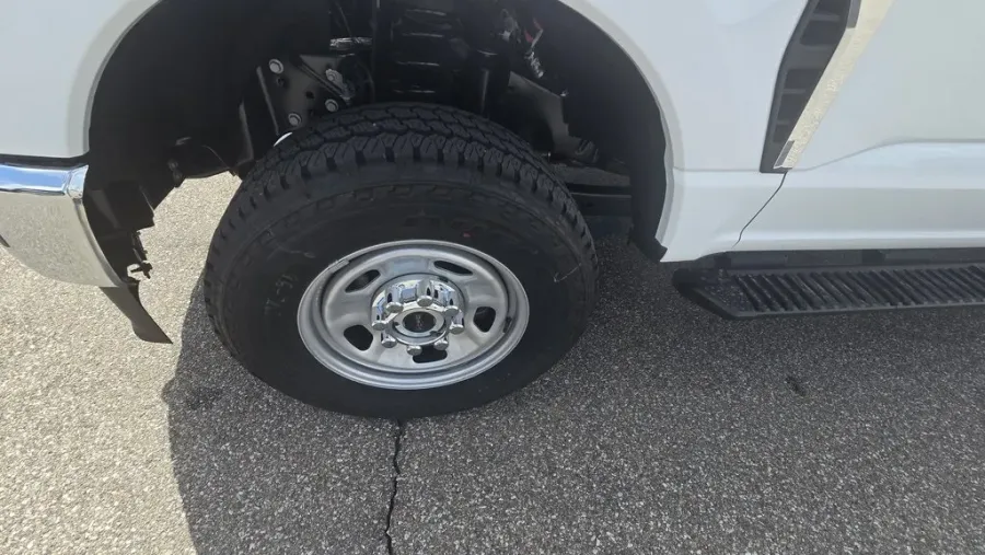 2025 Ford Super Duty F-350 | Photo 9 of 28