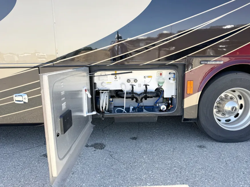 2016 Tiffin Phaeton 40AH | Photo 12 of 14