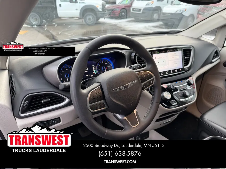 2024 Chrysler Pacifica Touring L | Photo 9 of 24