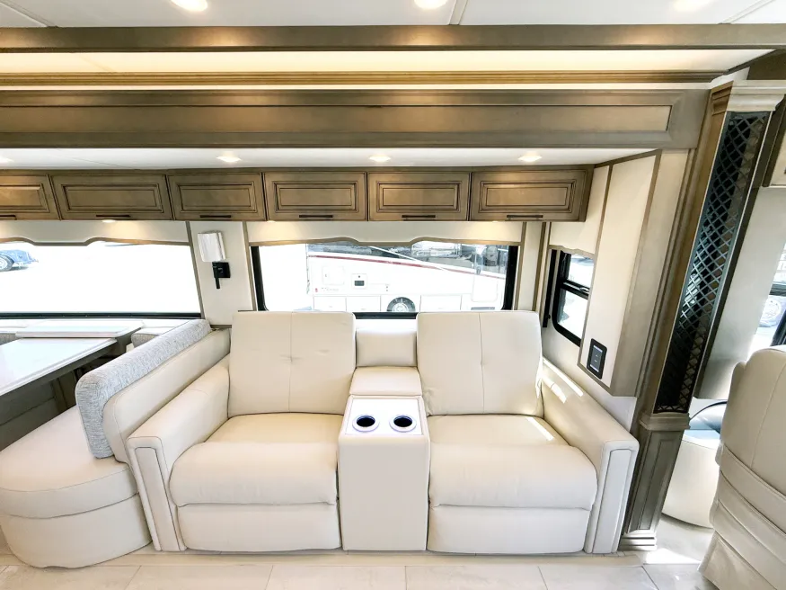 2026 Newmar London Aire 4551 | Photo 8 of 34