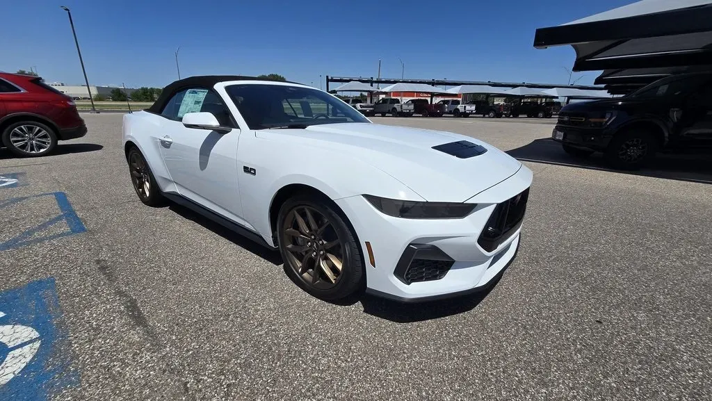 2025 Ford Mustang | Photo 3 of 31