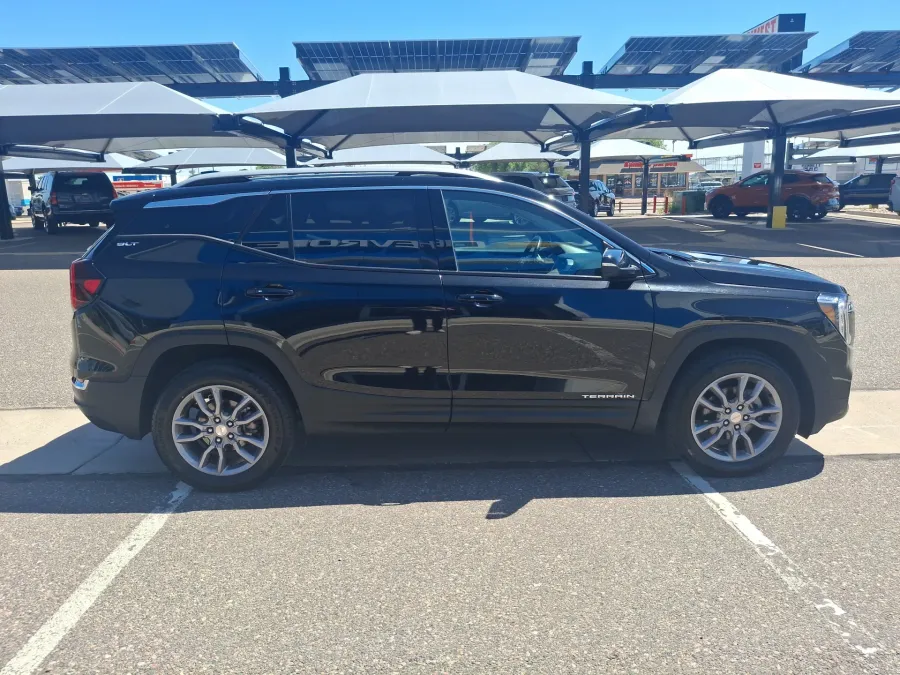 2024 GMC Terrain SLT | Photo 5 of 20
