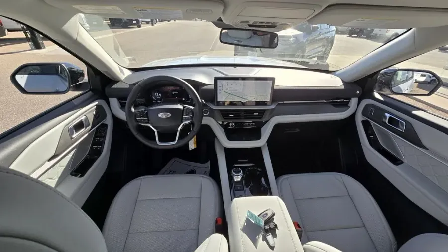 2025 Ford Explorer | Photo 31 of 35