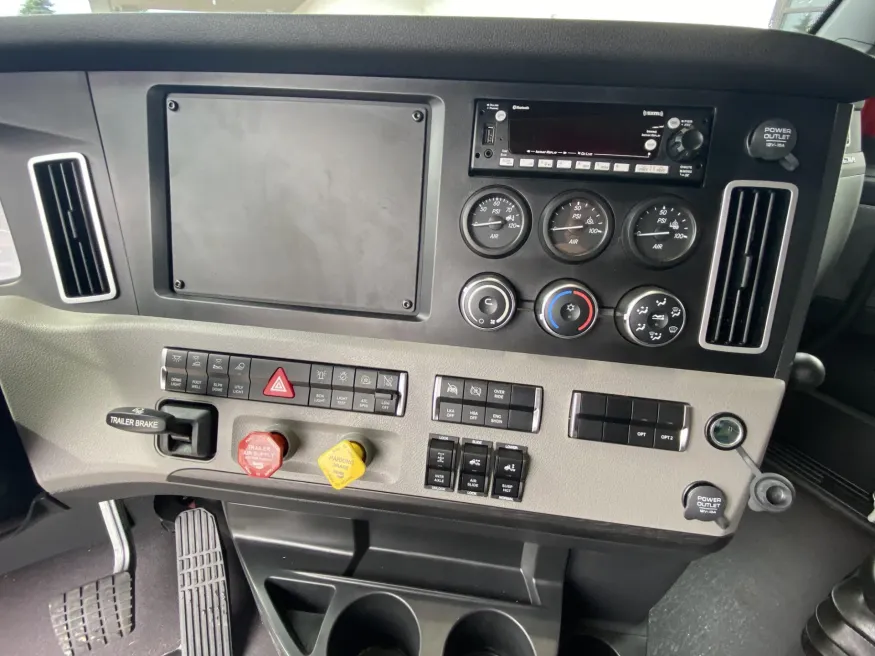 2025 Freightliner Cascadia | Photo 5 of 17