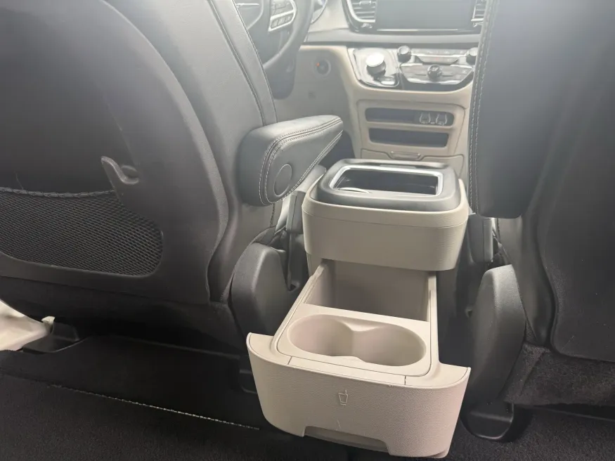 2023 Chrysler Pacifica Touring L | Photo 14 of 24