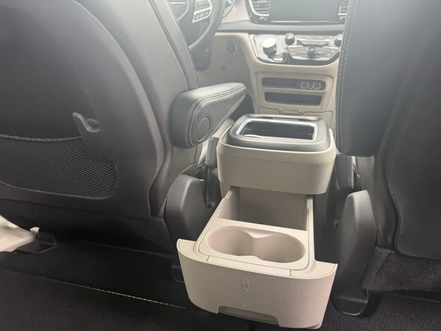 2023 Chrysler Pacifica Touring L | Photo 14 of 24