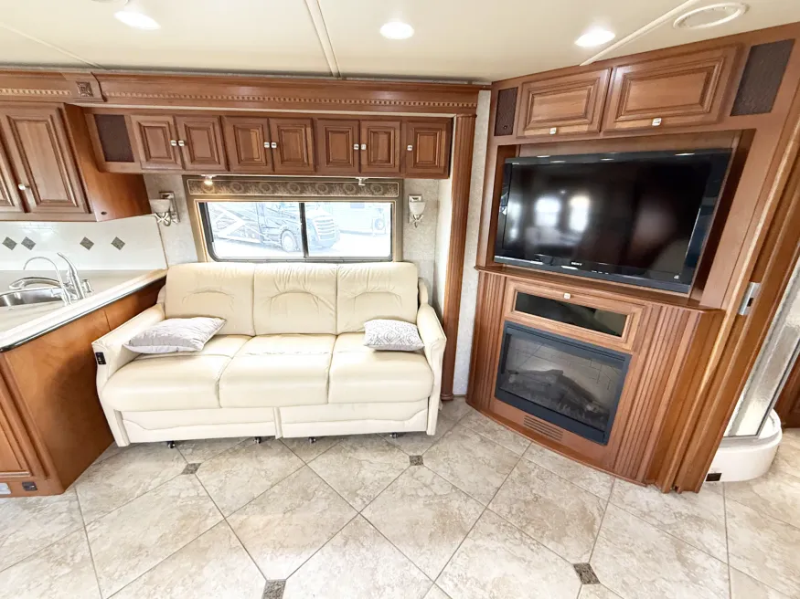 2010 Itasca Ellipse 42AD | Photo 9 of 29