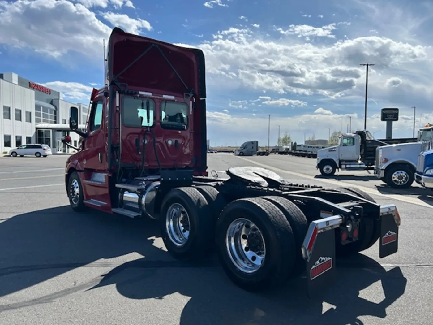 2023 Freightliner Cascadia 126 | Photo 3 of 13