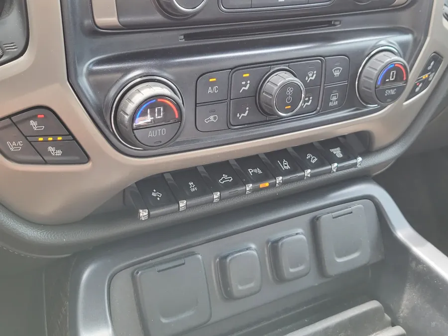 2015 GMC Sierra 2500HD Denali | Photo 16 of 24