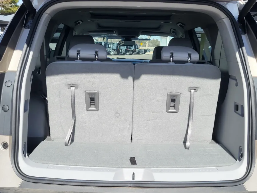 2023 GMC Acadia SLT | Photo 23 of 25