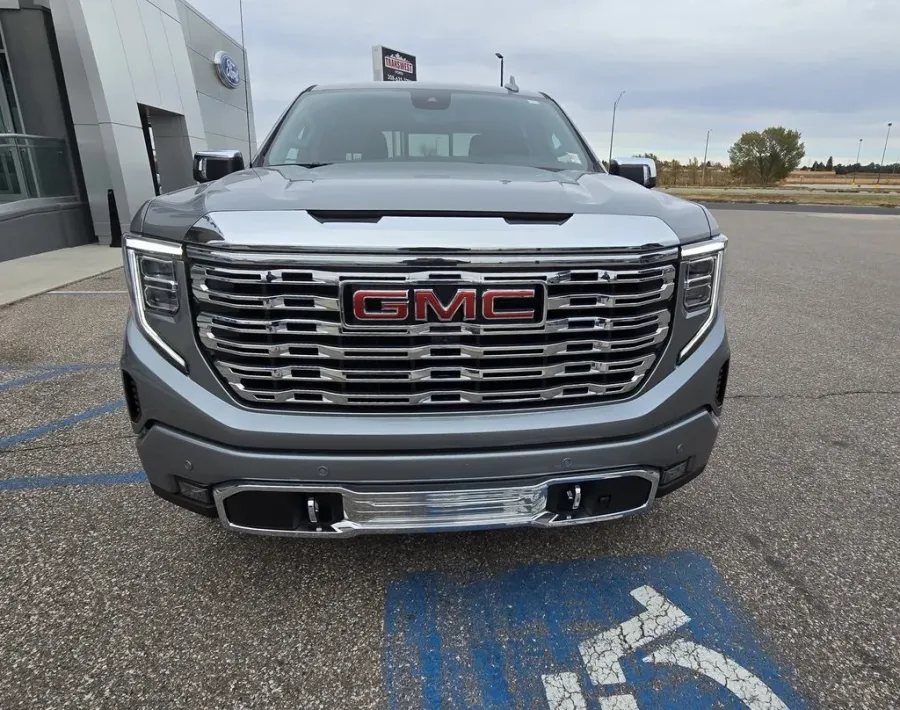 2023 GMC Sierra 1500 | Photo 2 of 31