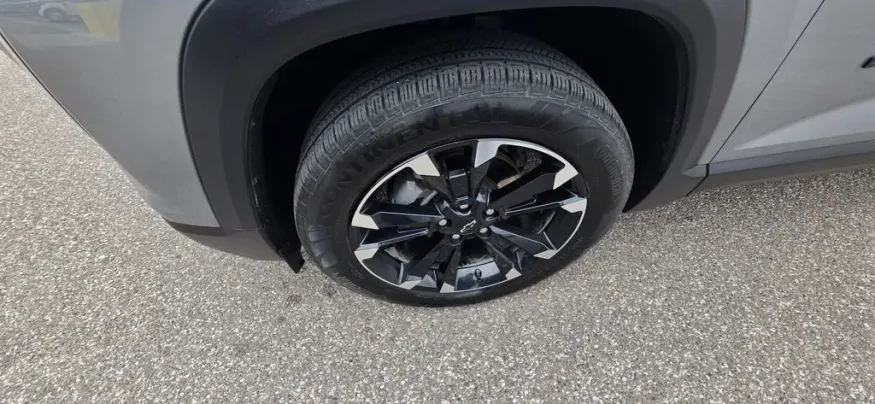 2025 Chevrolet Equinox | Photo 10 of 28