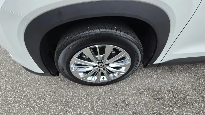 2024 Toyota Grand Highlander | Photo 10 of 33