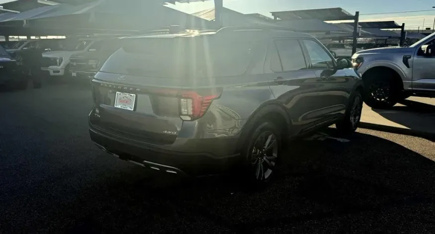 2026 Ford Explorer | Photo 5 of 27
