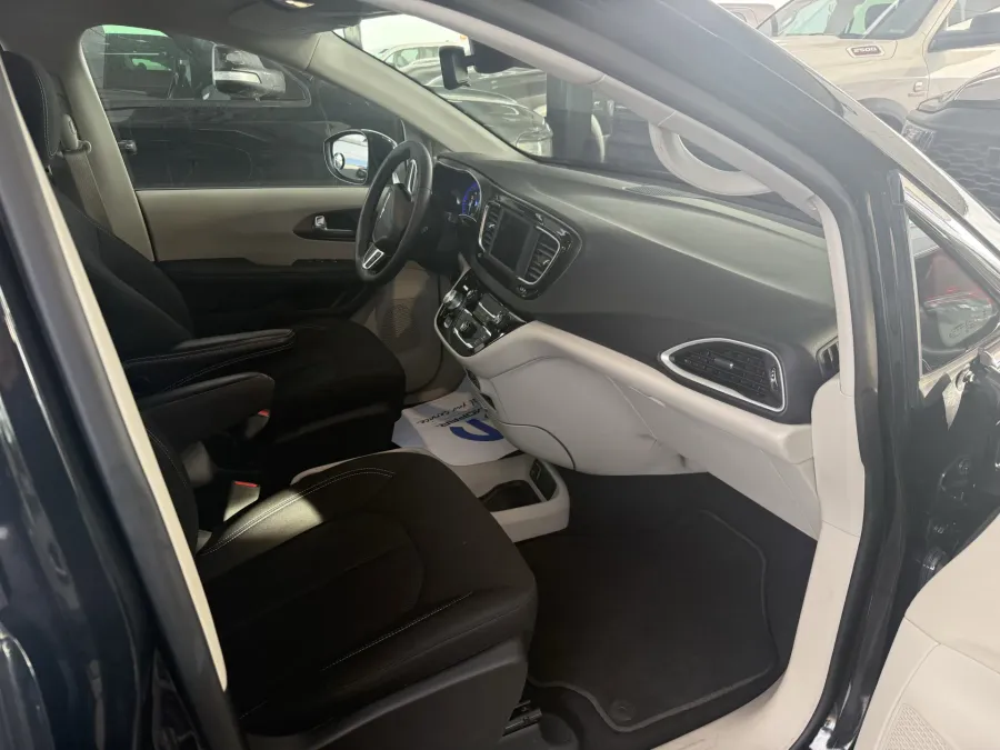 2023 Chrysler Voyager LX | Photo 13 of 20