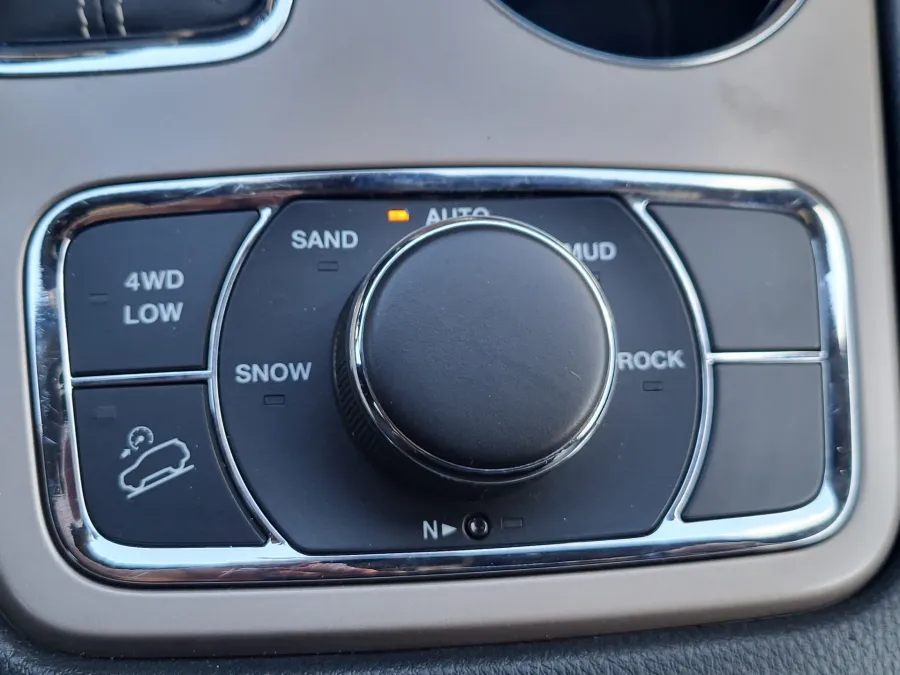 2017 Jeep Grand Cherokee Limited | Photo 19 of 32