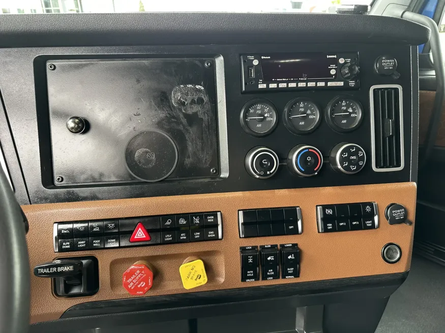 2023 Freightliner Cascadia | Photo 11 of 24