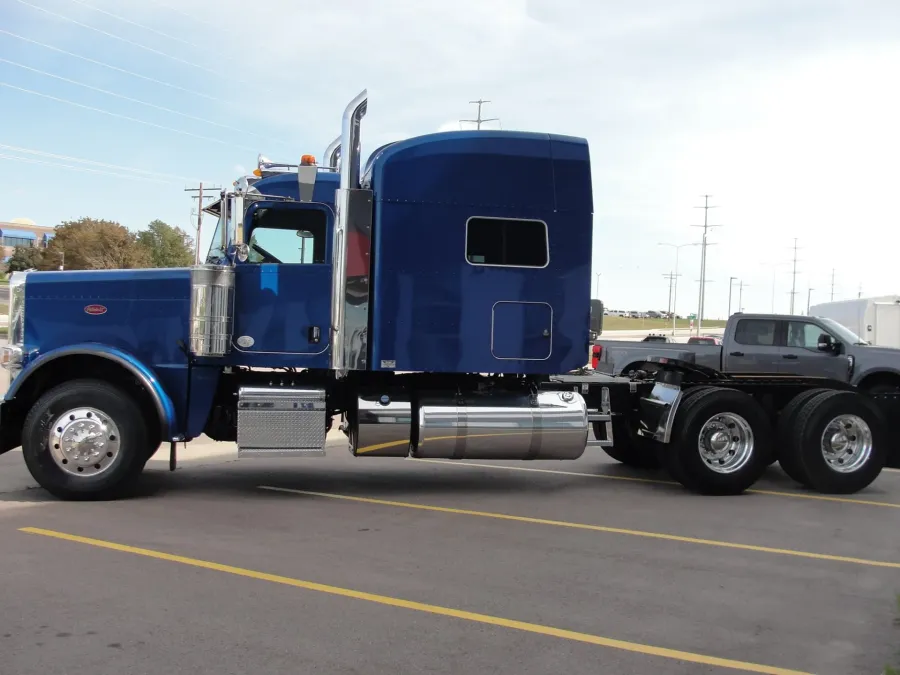 2022 Peterbilt 389 | Photo 4 of 16