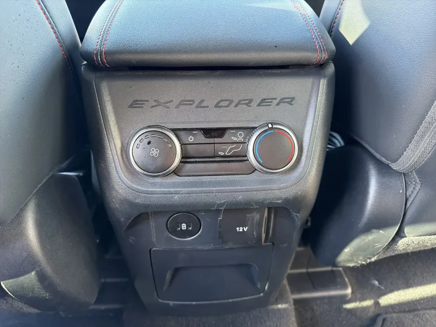 2025 Ford Explorer ST-Line | Photo 12 of 23