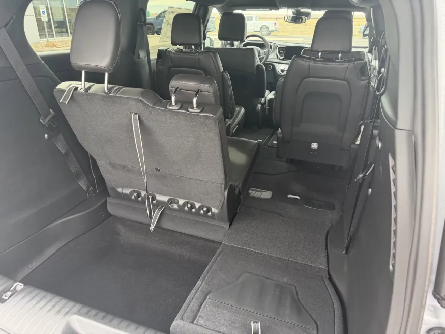 2026 Chrysler Pacifica Select | Photo 8 of 18