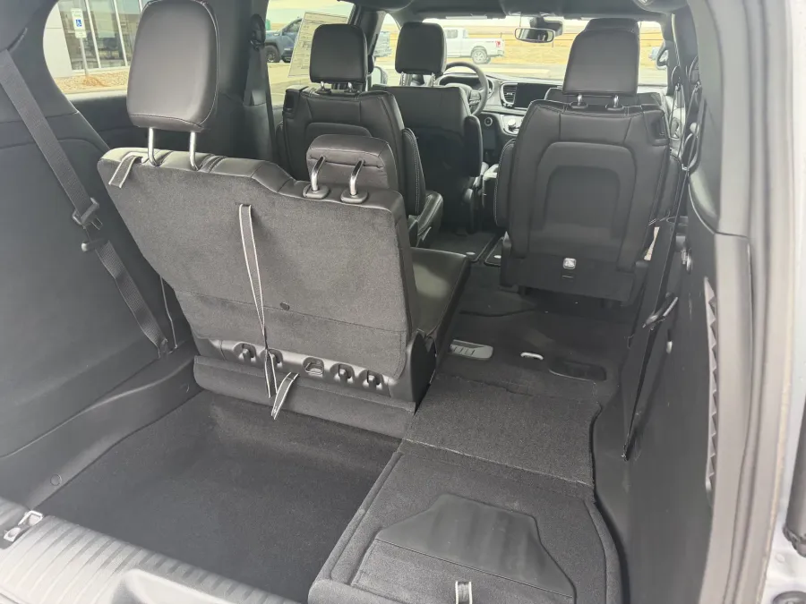 2026 Chrysler Pacifica Select | Photo 8 of 18