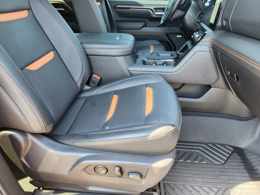 2025 GMC Sierra 2500HD AT4 | Photo 17 of 33