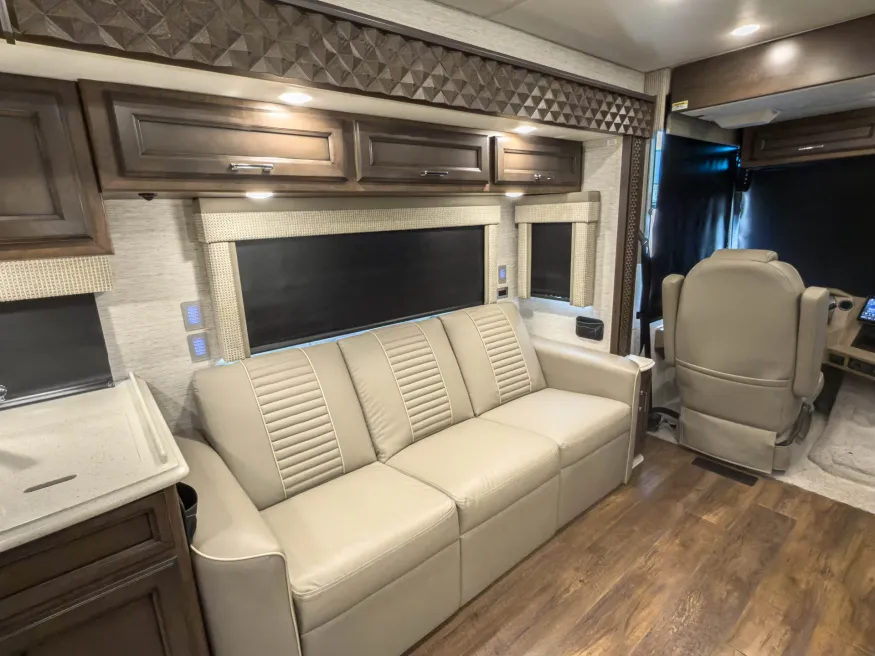2023 Newmar Bay Star 3408 | Photo 12 of 38