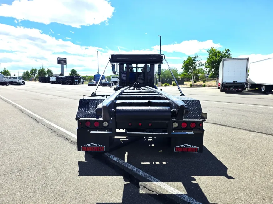 2022 Peterbilt 337 | Photo 6 of 23