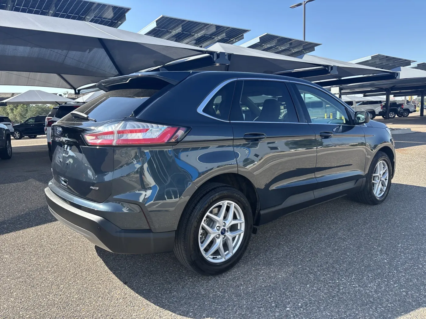 2022 Ford Edge SEL | Photo 4 of 19