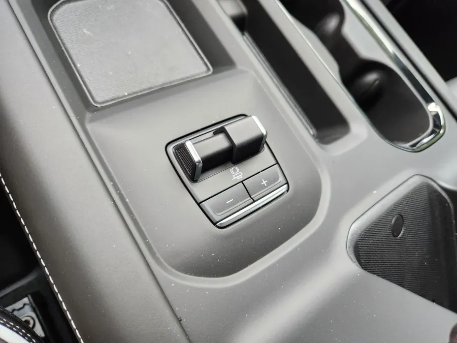 2025 GMC Sierra 2500HD AT4X | Photo 27 of 31