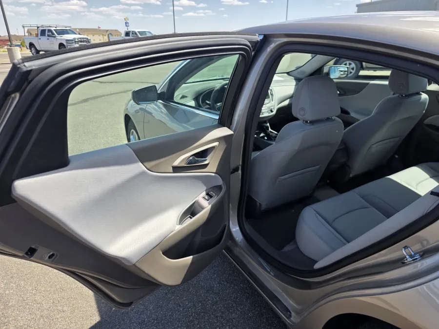 2022 Chevrolet Malibu LS | Photo 10 of 21