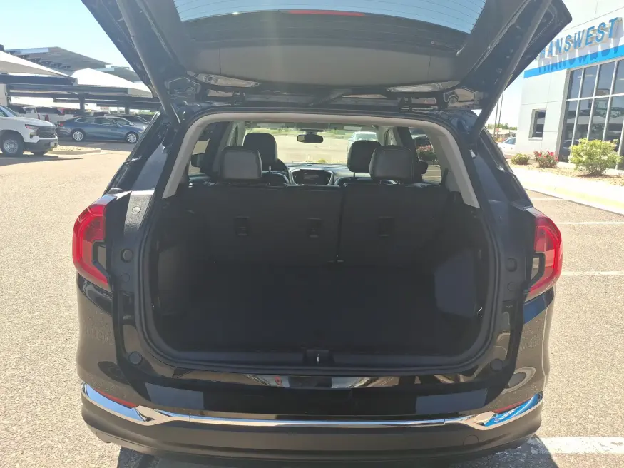 2024 GMC Terrain SLT | Photo 8 of 20