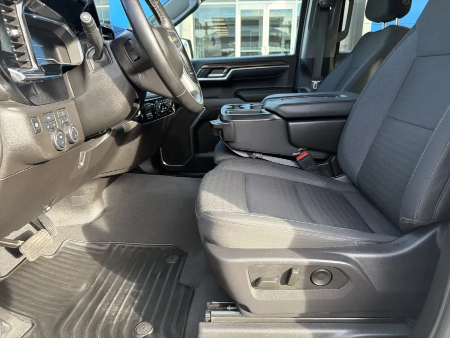 2025 Chevrolet Silverado 1500 LT | Photo 13 of 19