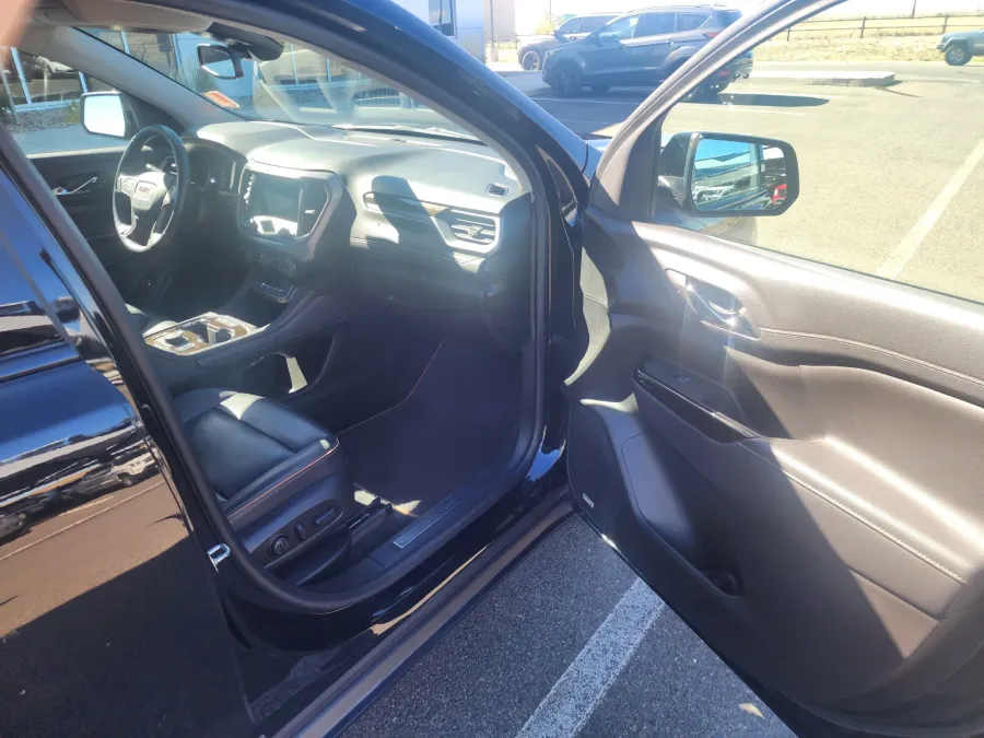 2023 GMC Acadia AT4 | Photo 17 of 29