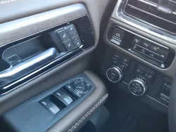 2025 GMC Yukon Denali Ultimate | Thumbnail Photo 16 of 24