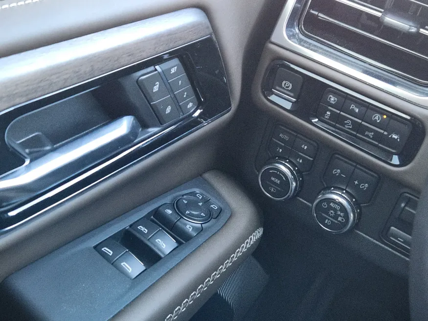 2025 GMC Yukon Denali Ultimate | Photo 16 of 24