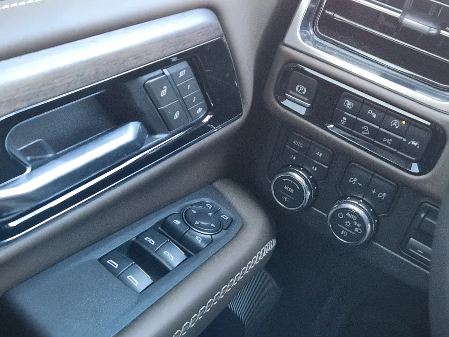 2025 GMC Yukon Denali Ultimate | Photo 16 of 24