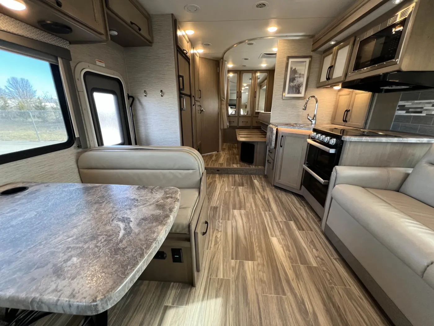 2022 Thor Four Winds 27R | Photo 3 of 37