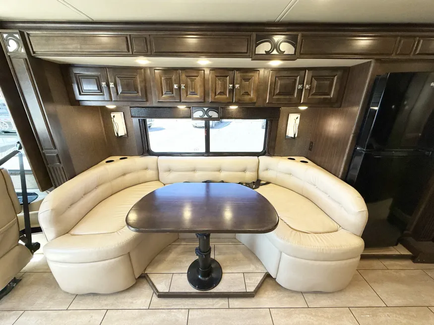 2017 Tiffin Allegro Breeze 32BR | Photo 10 of 27