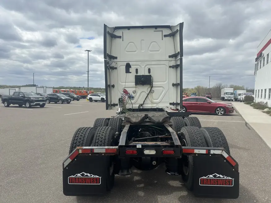 2020 Freightliner Cascadia | Photo 6 of 18