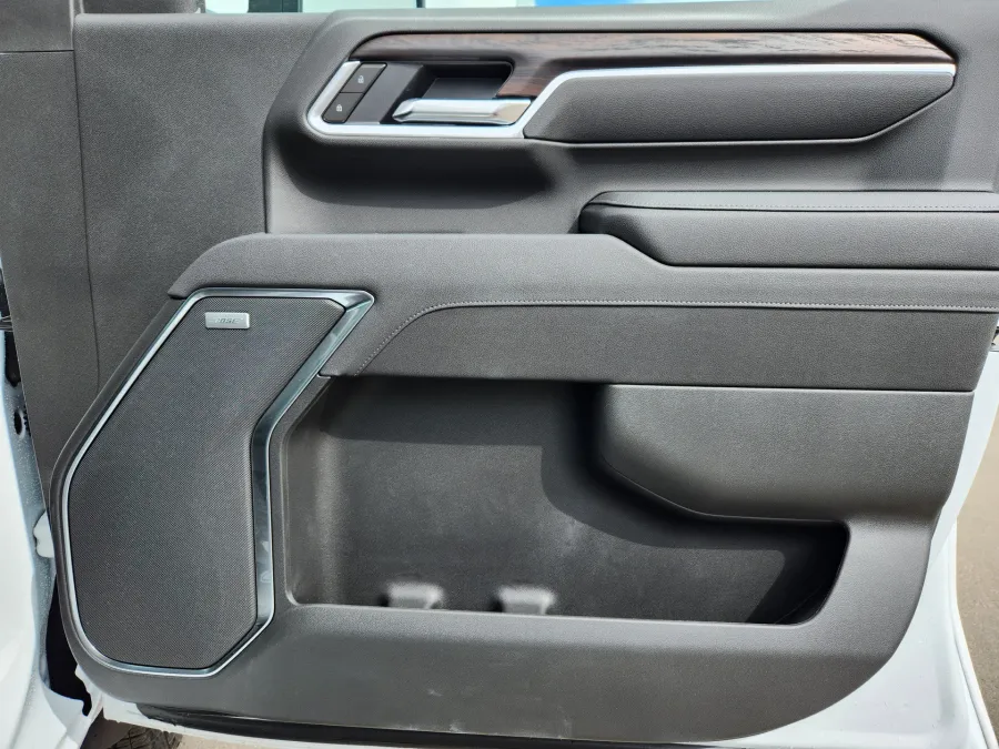 2025 GMC Sierra 2500HD SLT | Photo 20 of 32