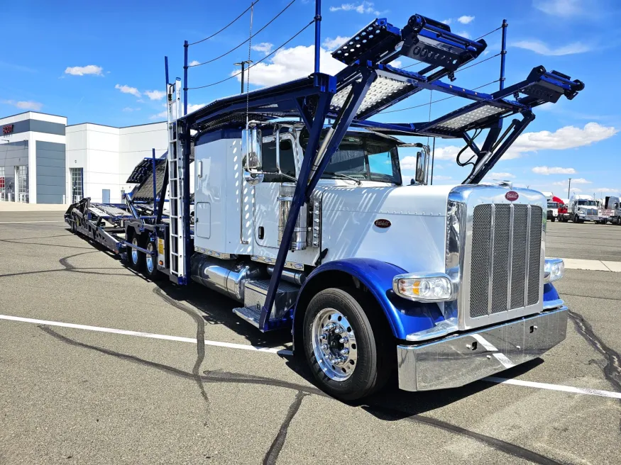 2023 Peterbilt 389 | Photo 3 of 34